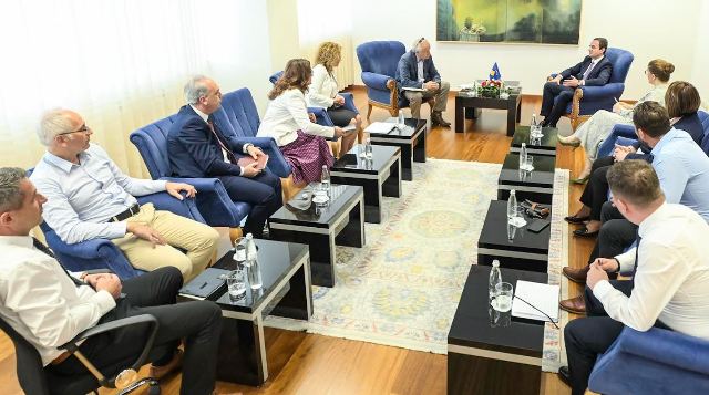 Kurti takon bordin e ShSKUK-së, shpreh mbështetjen e tij për shëndetësinë