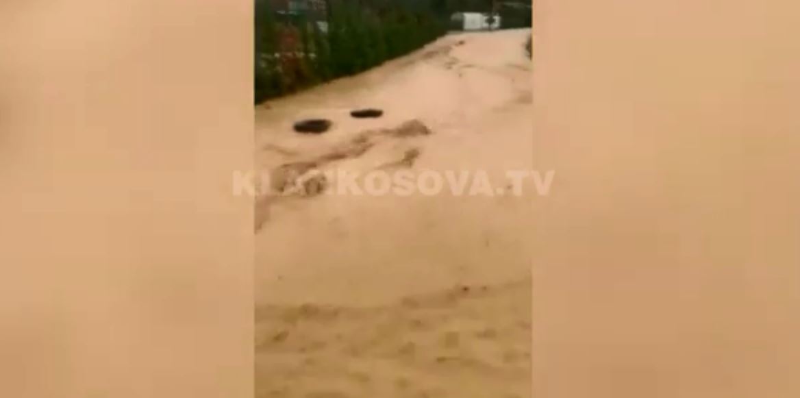 Shiu vërshon rrugët e Matiqanit (VIDEO)