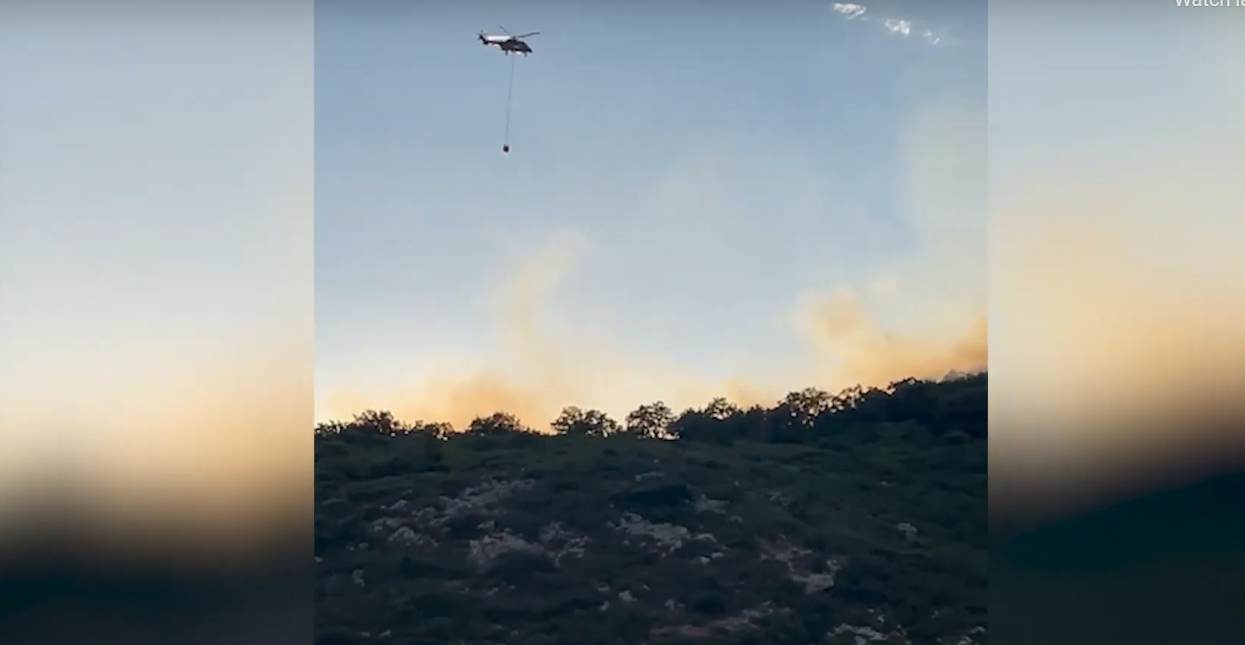 Rrufetë ndezin jugun, zjarre në Palasë dhe Karaburun (VIDEO)