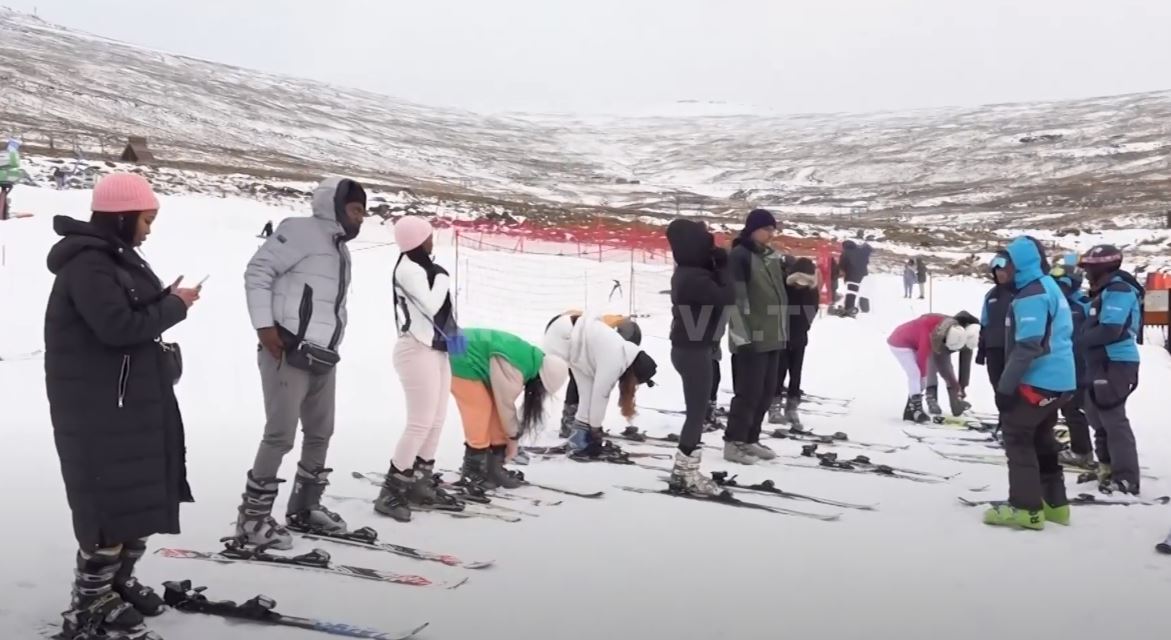 Afrikanët mësojnë skijimin në Lesoto (VIDEO)