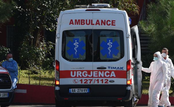 Aksident me fatalitet në Kamëz, automjeti godet dy këmbësore - njëra vdes