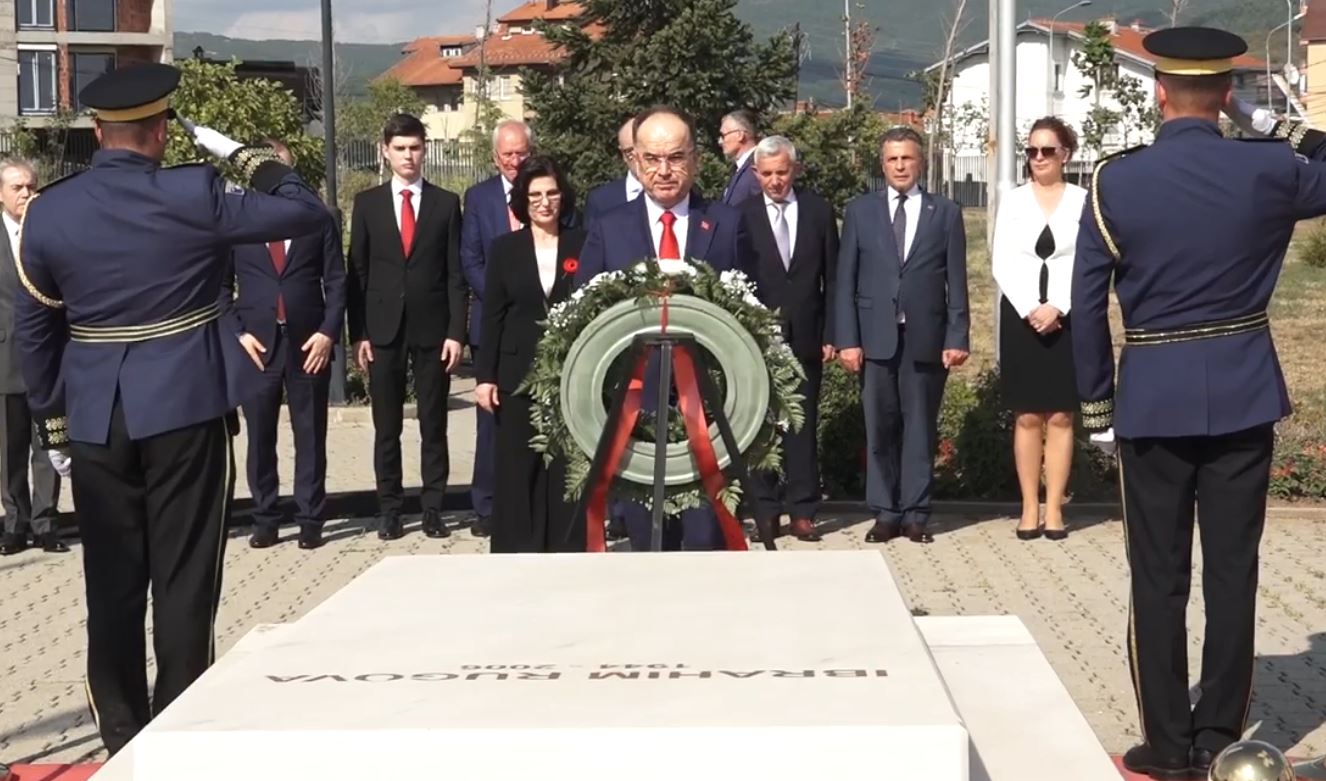 Begaj bën homazhe te varri i ish-presidentit Rugova (FOTO)