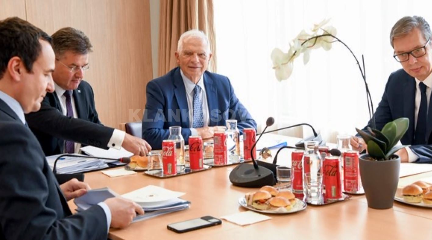 Eksperti i protokollit për takimin në Bruksel: “Fast Food” e “Coca-Cola” në tavolinë ishin joserioze (VIDEO)