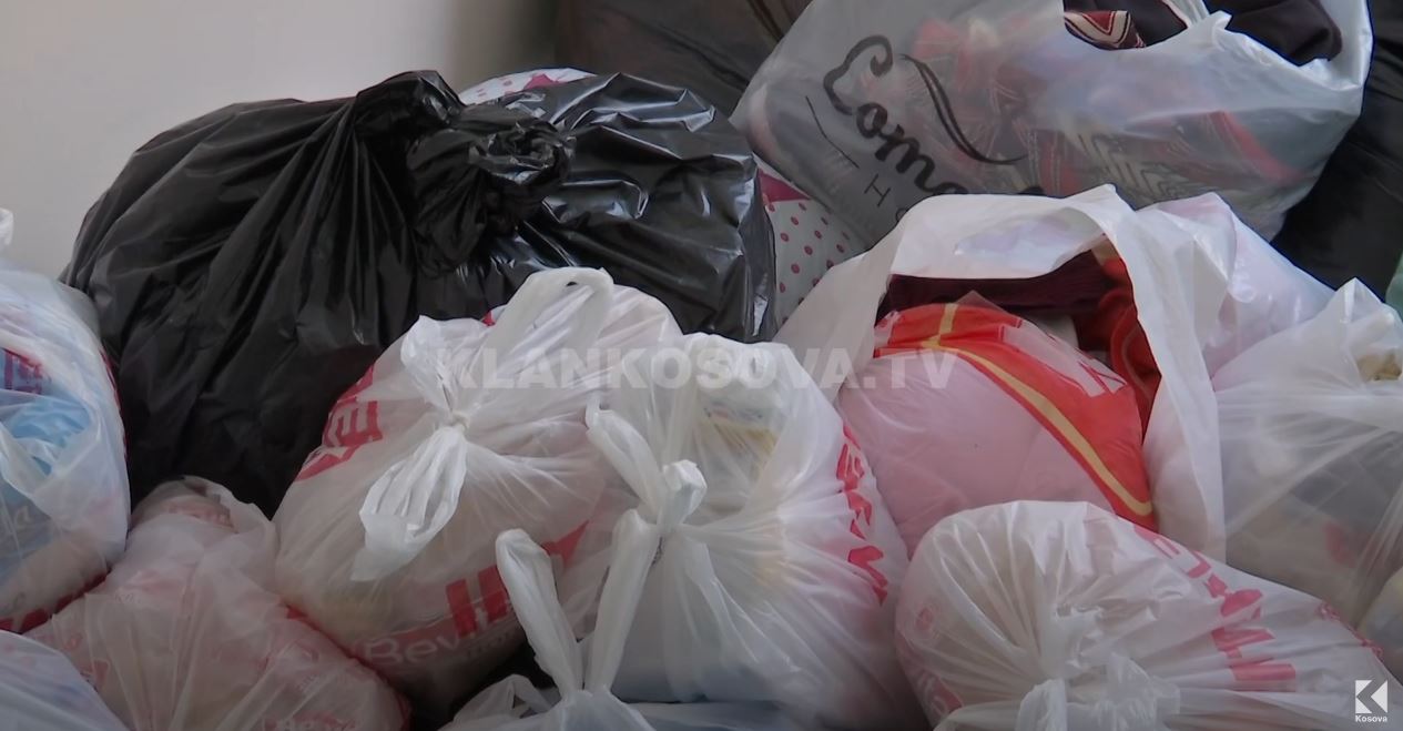 Bashkësitë lokale grumbullojnë ndihma për Ukrainën (VIDEO)