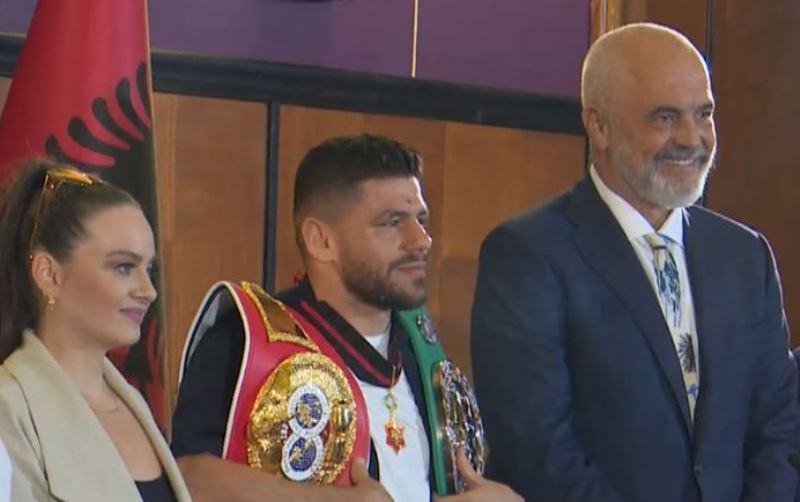 Edi Rama nderon Florian Markun me medaljen "Ylli i Madh i Mirënjohjes" (VIDEO)