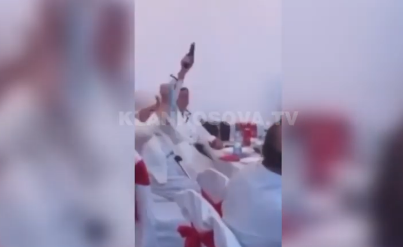 E moshuara gjuan me armë zjarri në një aheng në restorant (VIDEO)