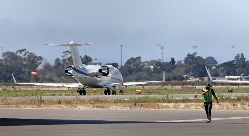 30 minuta rrugë, Prince Harrry i bën me aeroplan, pajisjet e polos i arrijnë me veturë