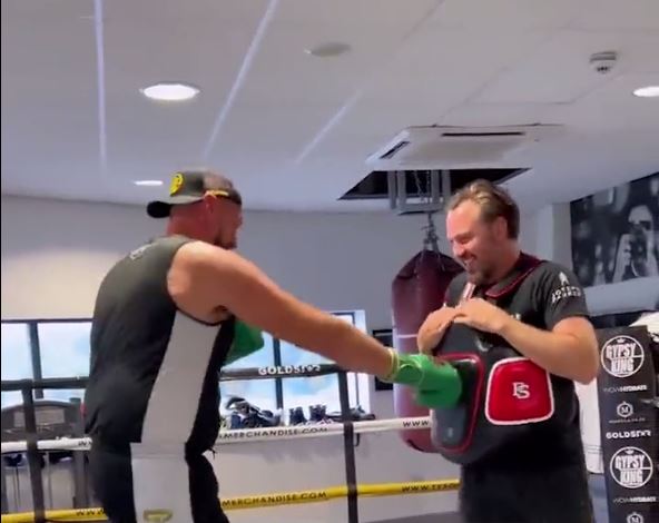 Joshua këshillohet nga Fury se si duhet goditur Usyk