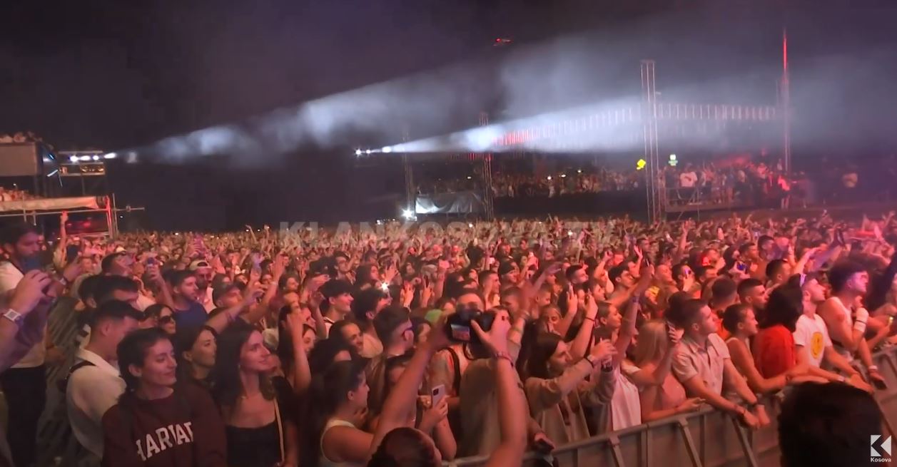 “Sunny Hill”, Dua Lipa kërkon liberalizimin për kosovarët (VIDEO)