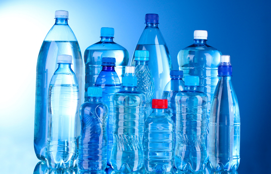 A duhet të pini ujë nga shishet e plastikës?