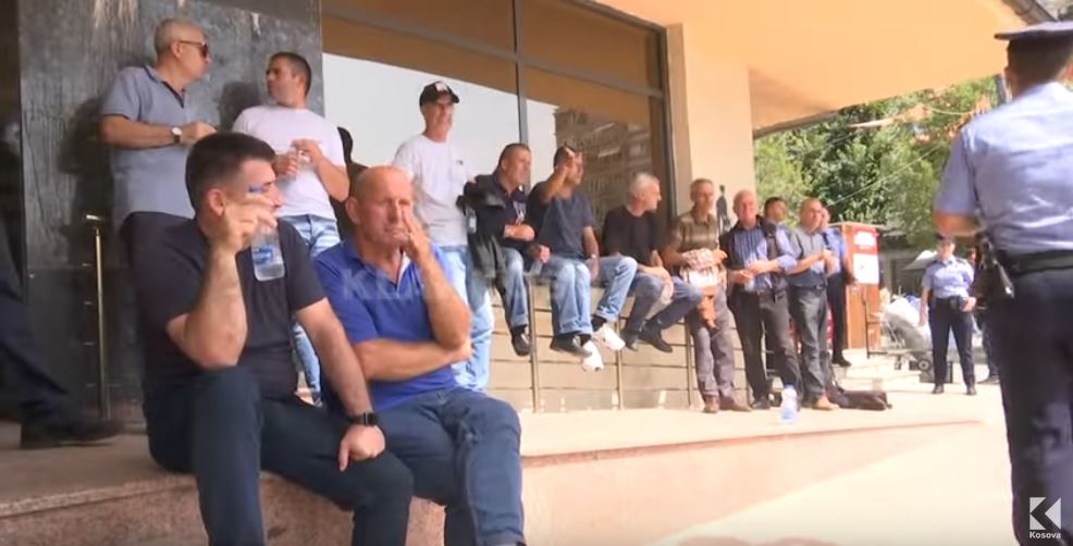 Protestojnë qymyrxhinjtë që u lanë pa punë (VIDEO)