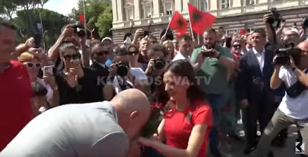 Rama i puth duart Gegës, Markut i kërkon dorëza (VIDEO)