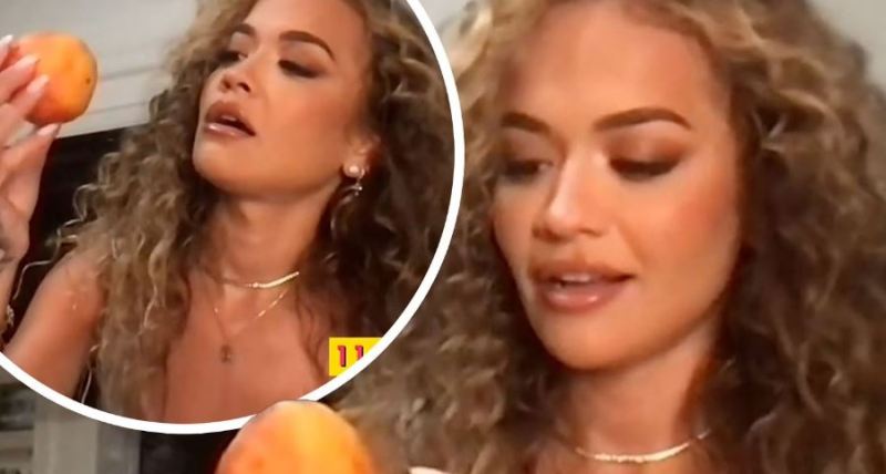 Rita Ora gjatë një interviste online ngatërron mollën me pjeshkën, shpërthejnë të qeshurat në studio (VIDEO)