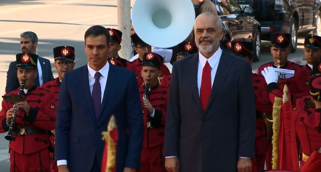 Sanchez arrin në Tiranë, pritet me ceremoni nga Rama (VIDEO)