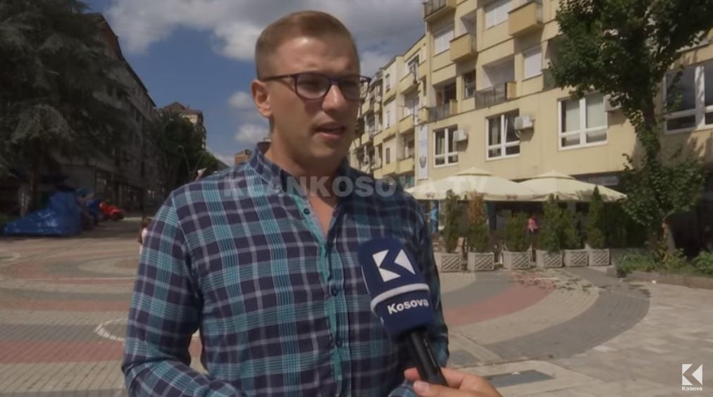 Analisti kërcënohet nga komunari, këtë e “mbrojnë” kolegët (VIDEO)