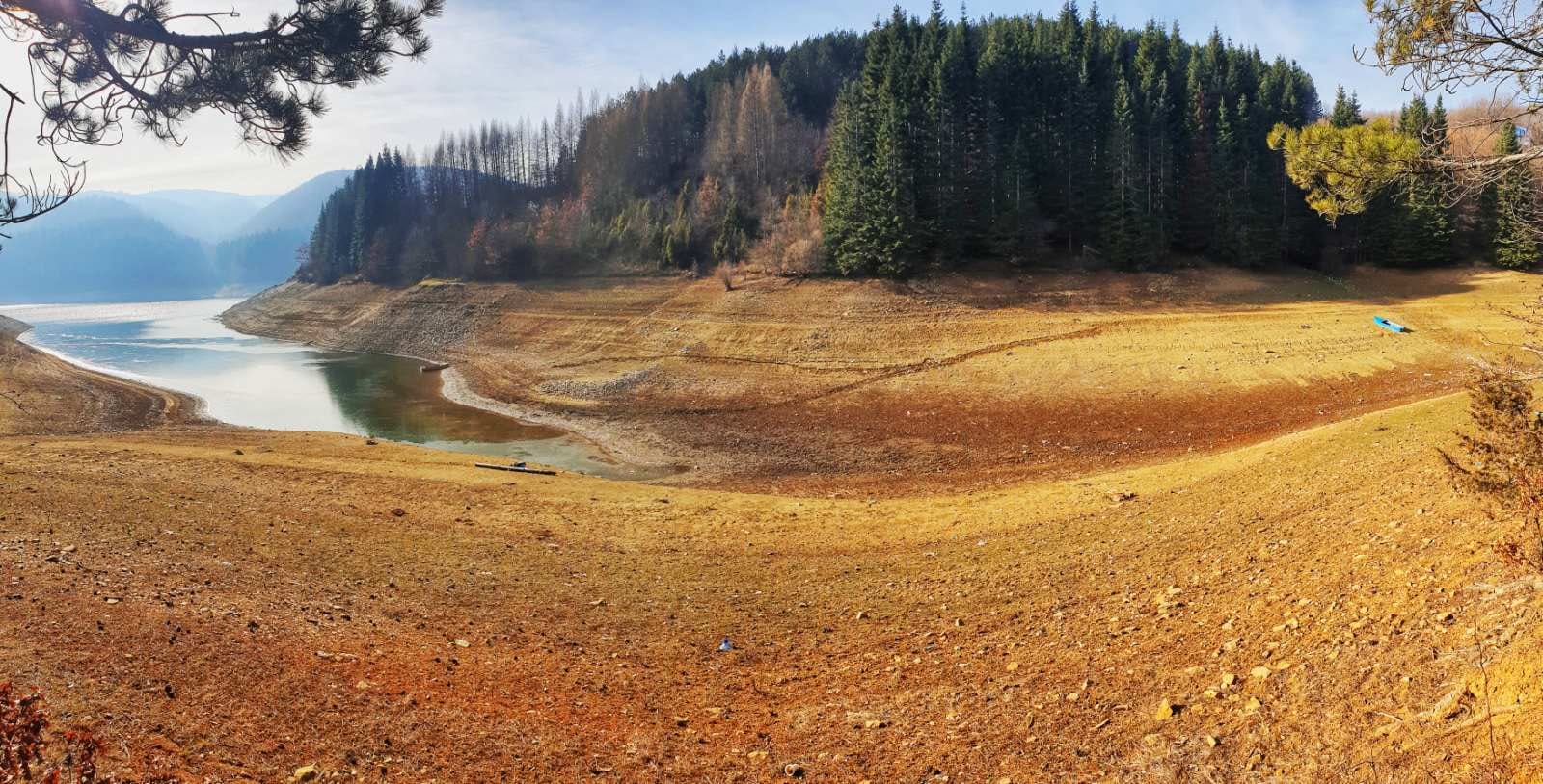Bie niveli i ujit në liqenin e Badocit dhe atë të Batllavës