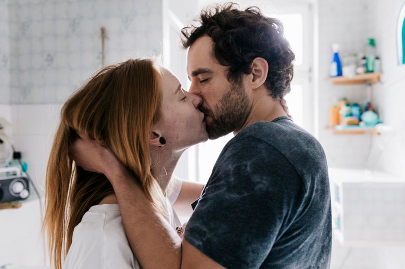 Puthuni 4 minuta në ditë për të mirën e dhëmbëve, thotë mjeku