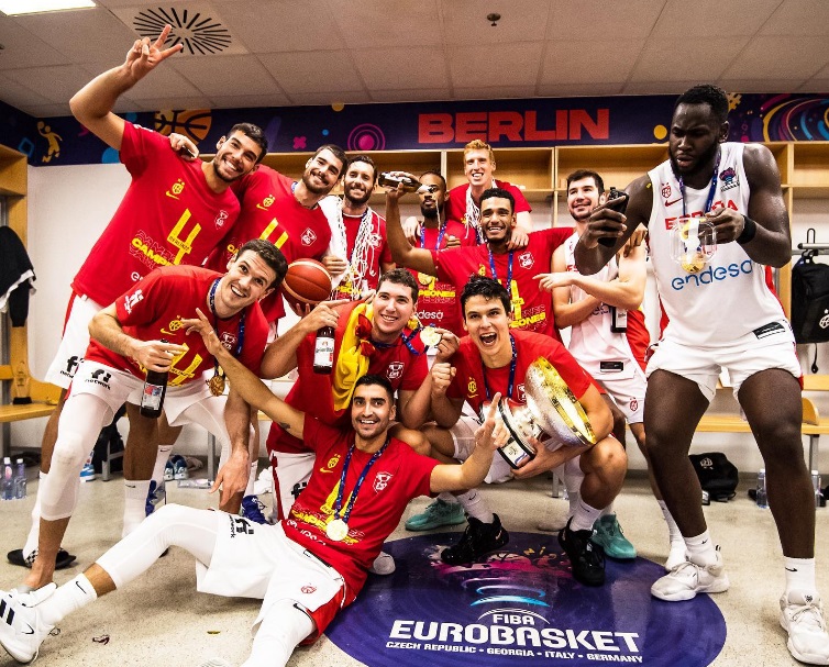 EuroBasket, kështu festuan kampionët spanjollë gjatë konferencës për shtyp (VIDEO)
