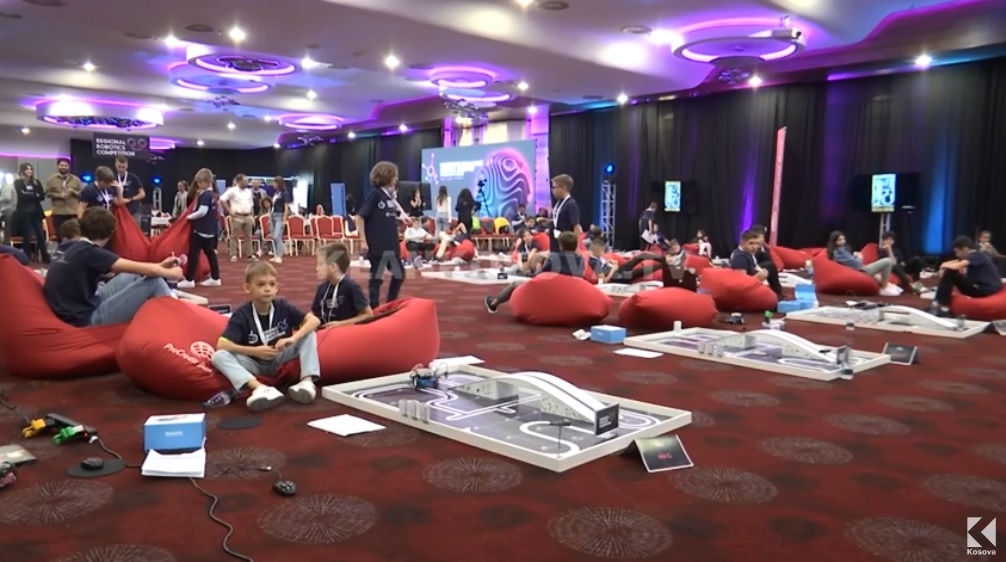 Të rinjtë kosovarë habitin gjermanin me Samitin Digjital në Prishtinë (VIDEO)