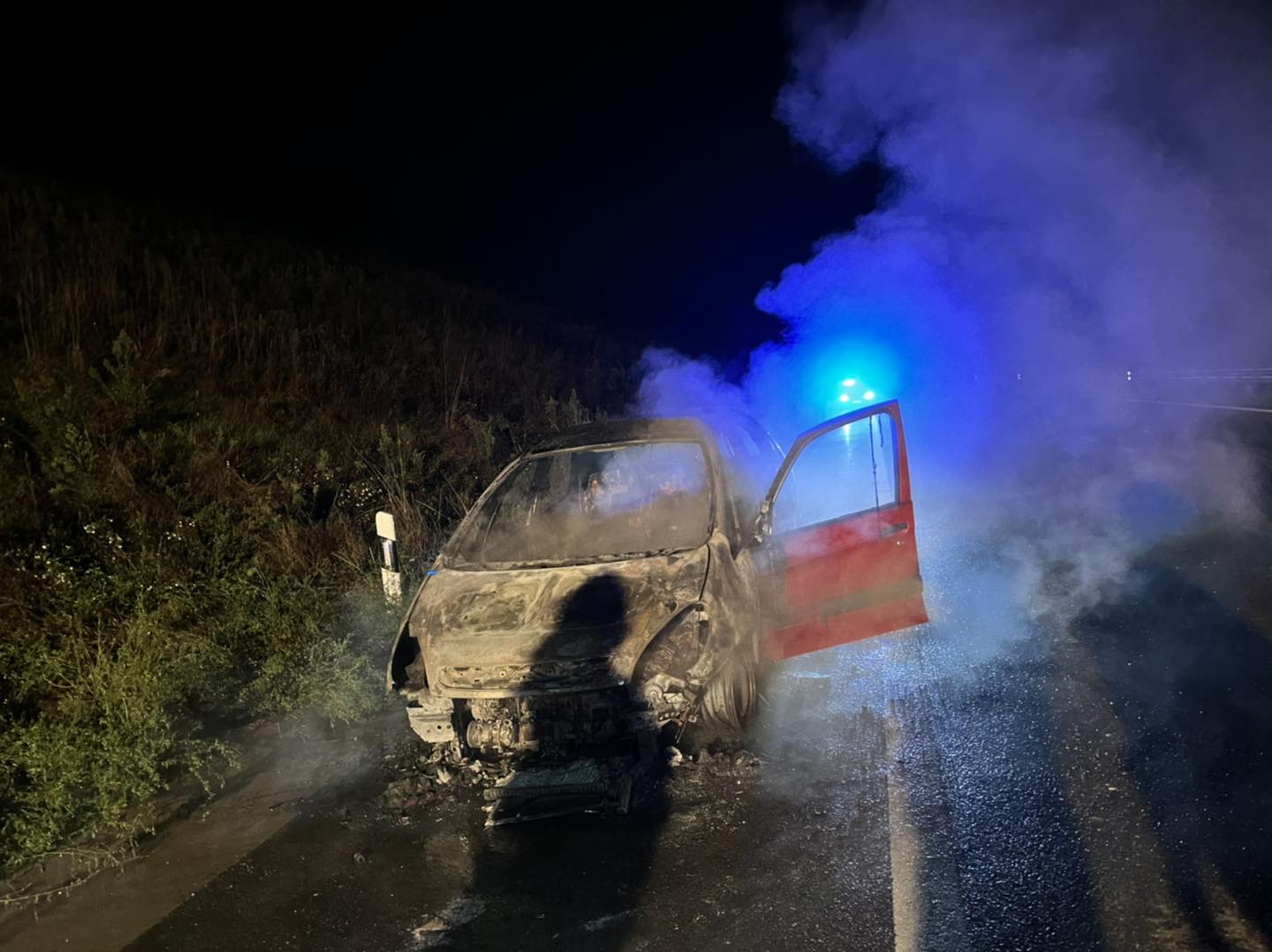 Vetura kaplohet nga zjarri në autostradën “Ibrahim Rugova” (FOTO)