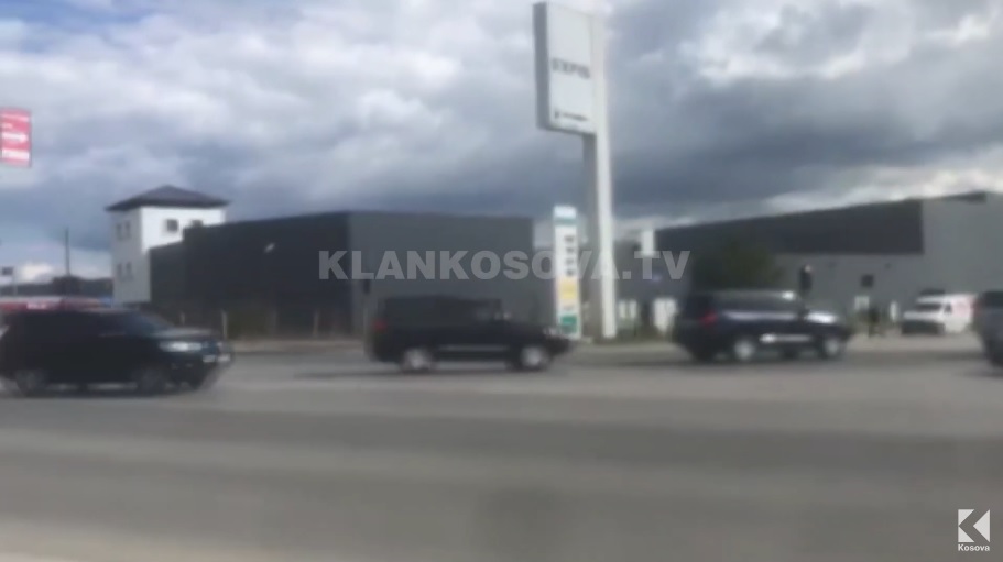 Trendafilova me eskortë viziton hapësirat e EULEX-it (VIDEO)