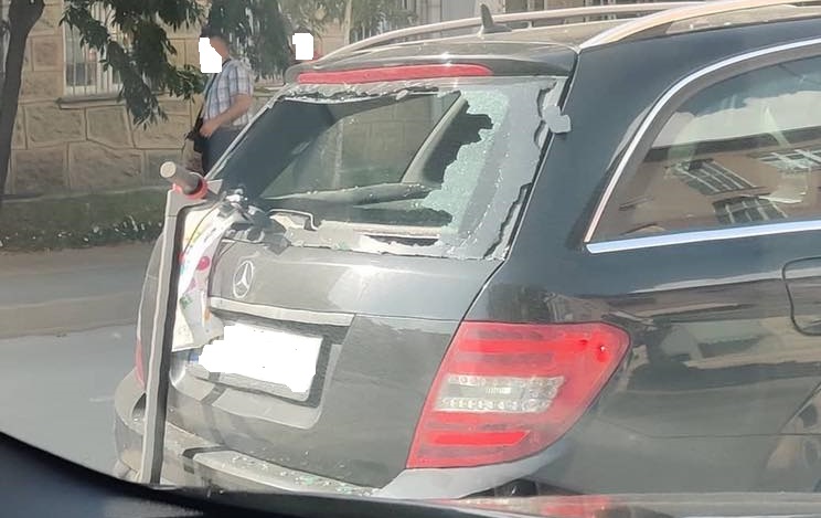 Trotineti elektrik përplaset për veture në Prishtinë