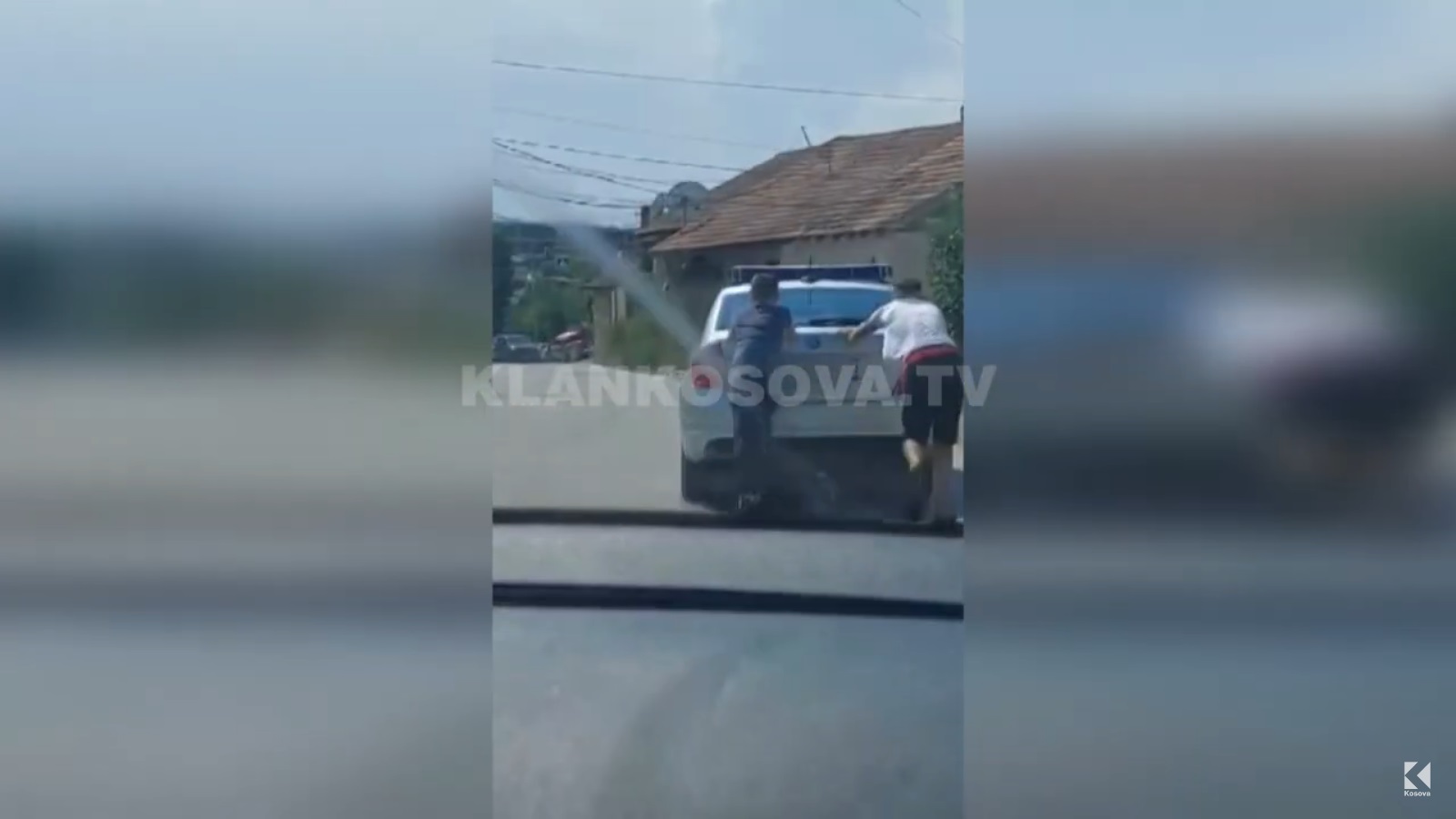 Qytetarët e shtyjnë veturën e policisë në Suharekë (VIDEO)