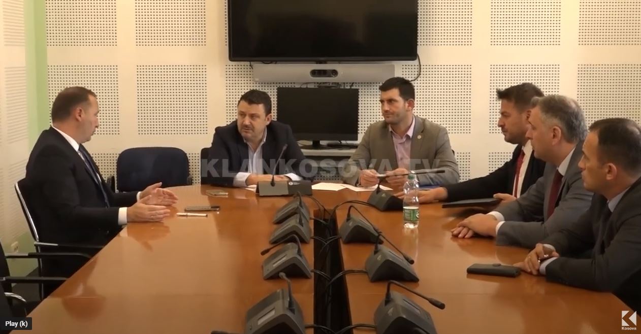 Në mungesë të deputetëve, dështoi mbledhja e “energjetikëve” (VIDEO)