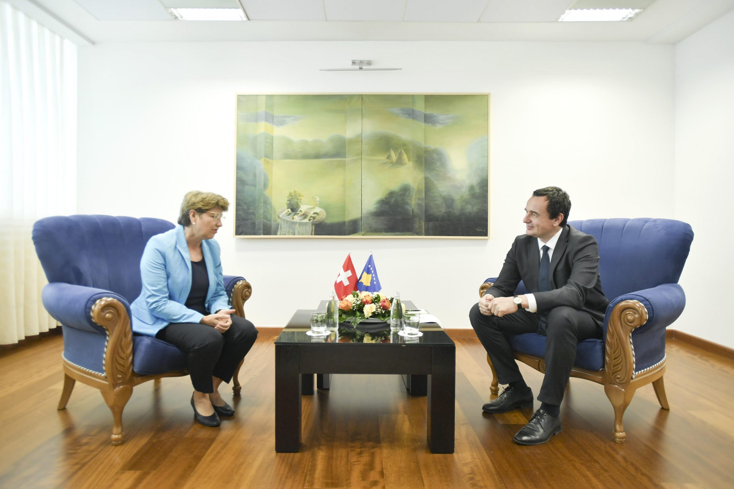 Kurti takohet me ministren e Mbrojtjes së Zvicrës  flasin për rolin e KFOR it  situatën e sigurisë e dialogun
