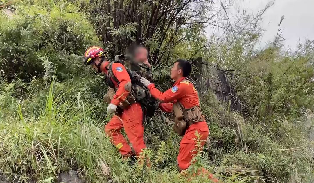 Zjarrfikësi e fut fëmijën në çantë për ta bashkuar me familjen (VIDEO)