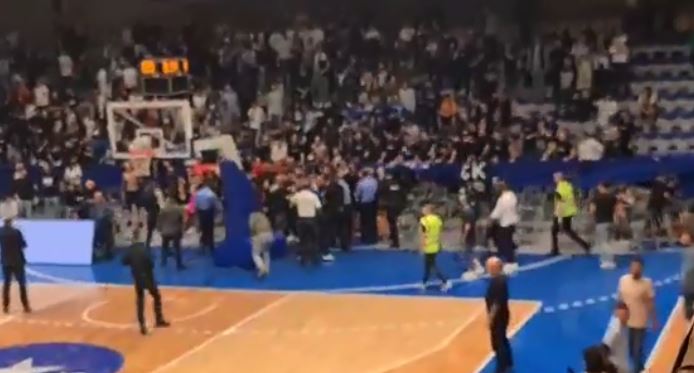 Incident në ndeshjen Prishtina-Peja, tifozët sulmojnë lojtarët e Pejës
