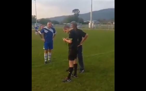 “VAR” me telefon, referi anulon golin pasi rishikon aksionin në telefonin e një tifozi (VIDEO)