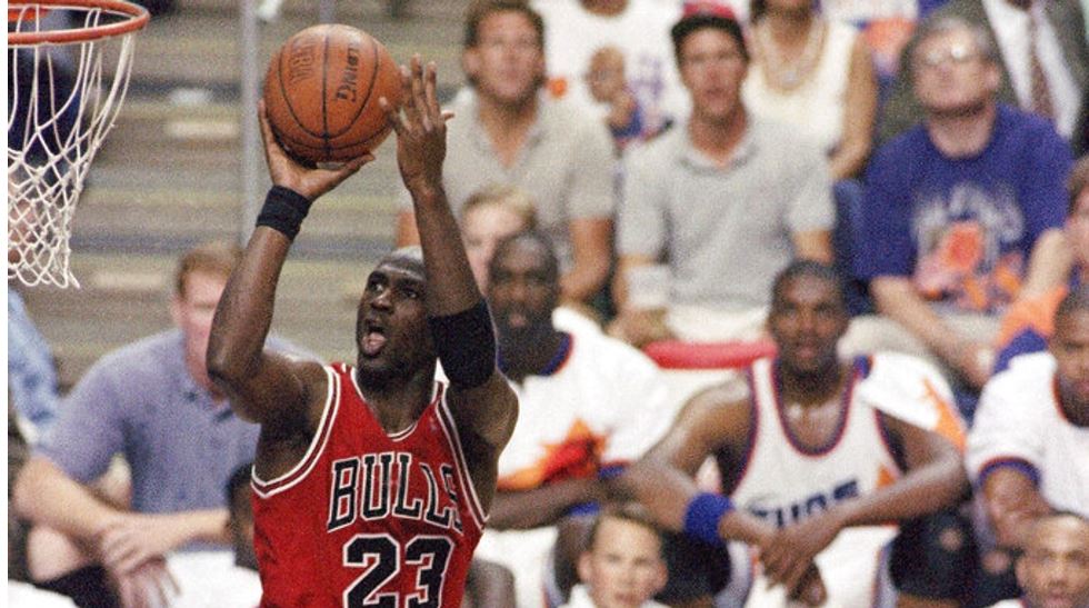 Fanella e veshur nga legjenda e NBA-së, Jordan, shitet për 10.1 milionë euro