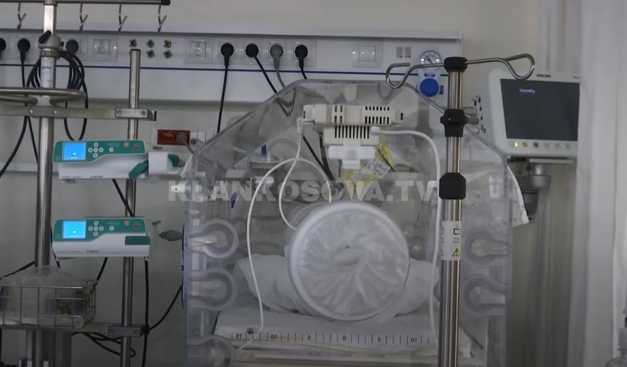 Bebet s’u ngatërruan, prindërit po (VIDEO)