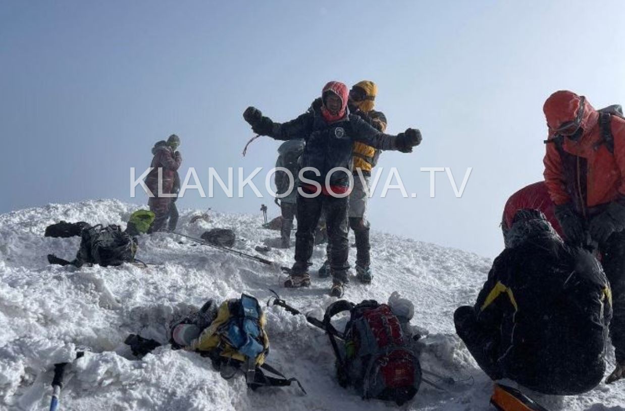 Shoqata bjeshkatare “Gjeravica” ngjitet në majën 5,137 metra të Araratit, thyejnë rekord për pjesëmarrje (FOTO)