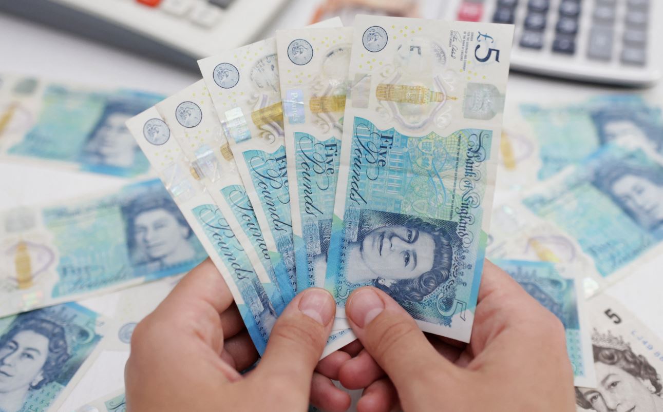 Funta shënon rënie të lartë kundrejt dollarit