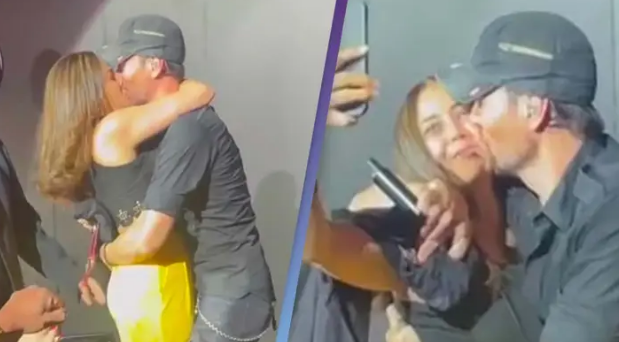 Befason Enrique Iglesias, puth fansen në skenë në Las Vegas (VIDEO)