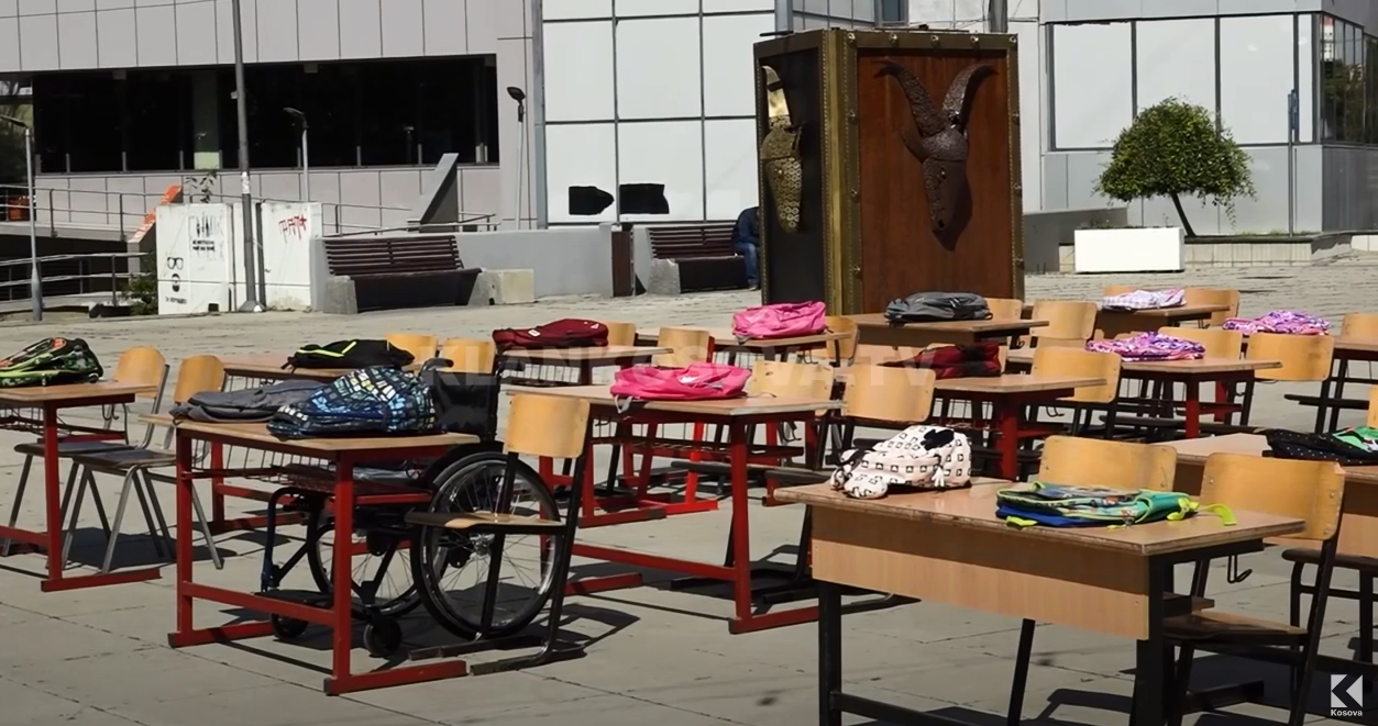 Revolta për grevën, banka e karrige vendosen afër qeverisë (VIDEO)