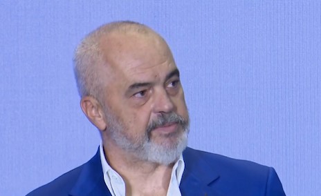 Rama shpreh respektin ndaj mësuesve dhe premton rritjen e rrogave