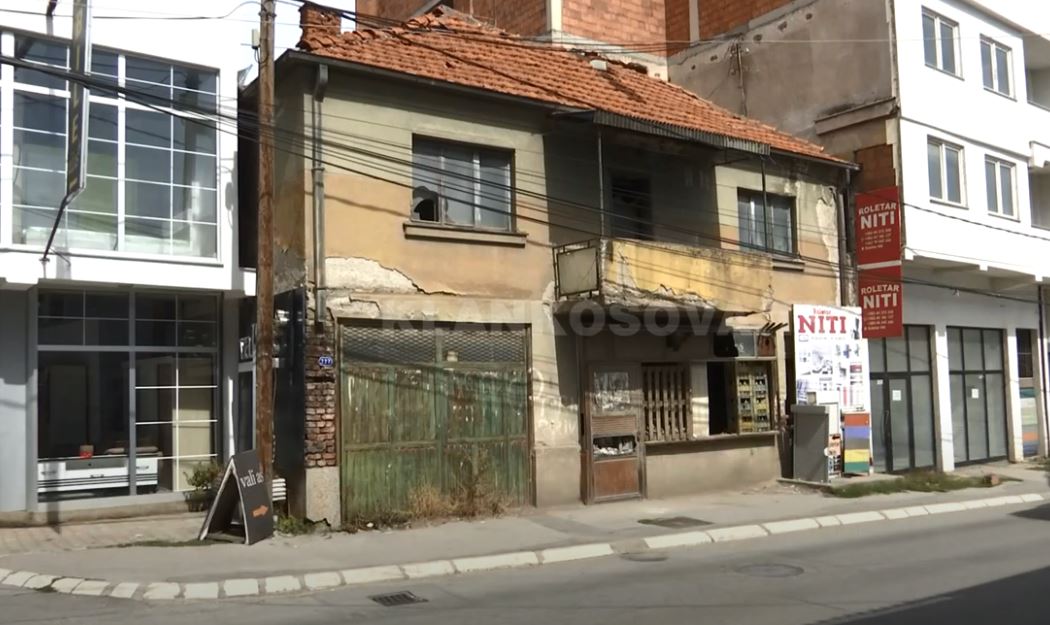 Rrezik nga shtëpia e braktisur (VIDEO)