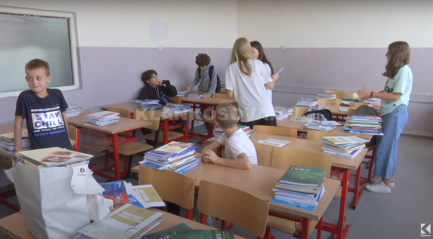 Librat “shkuan” në shkolla, mësuesit jo (VIDEO)