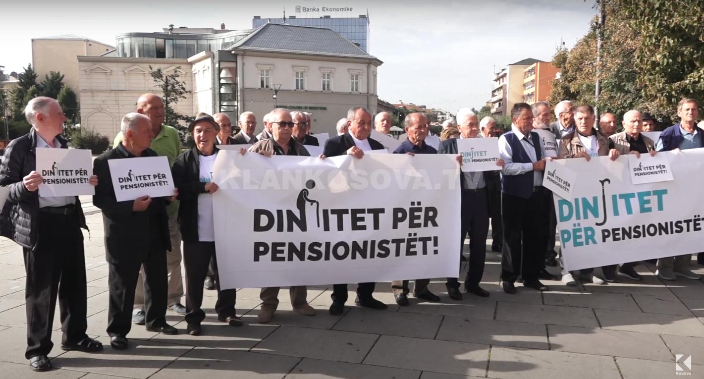 Pensionistët protestojnë urtë e butë para Kuvendit (VIDEO)