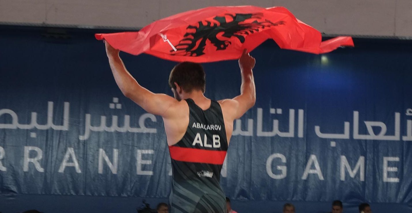 Flamuri kuqezi valon në Beograd, Abakarov triumfon në gjysmëfinale ndaj serbit