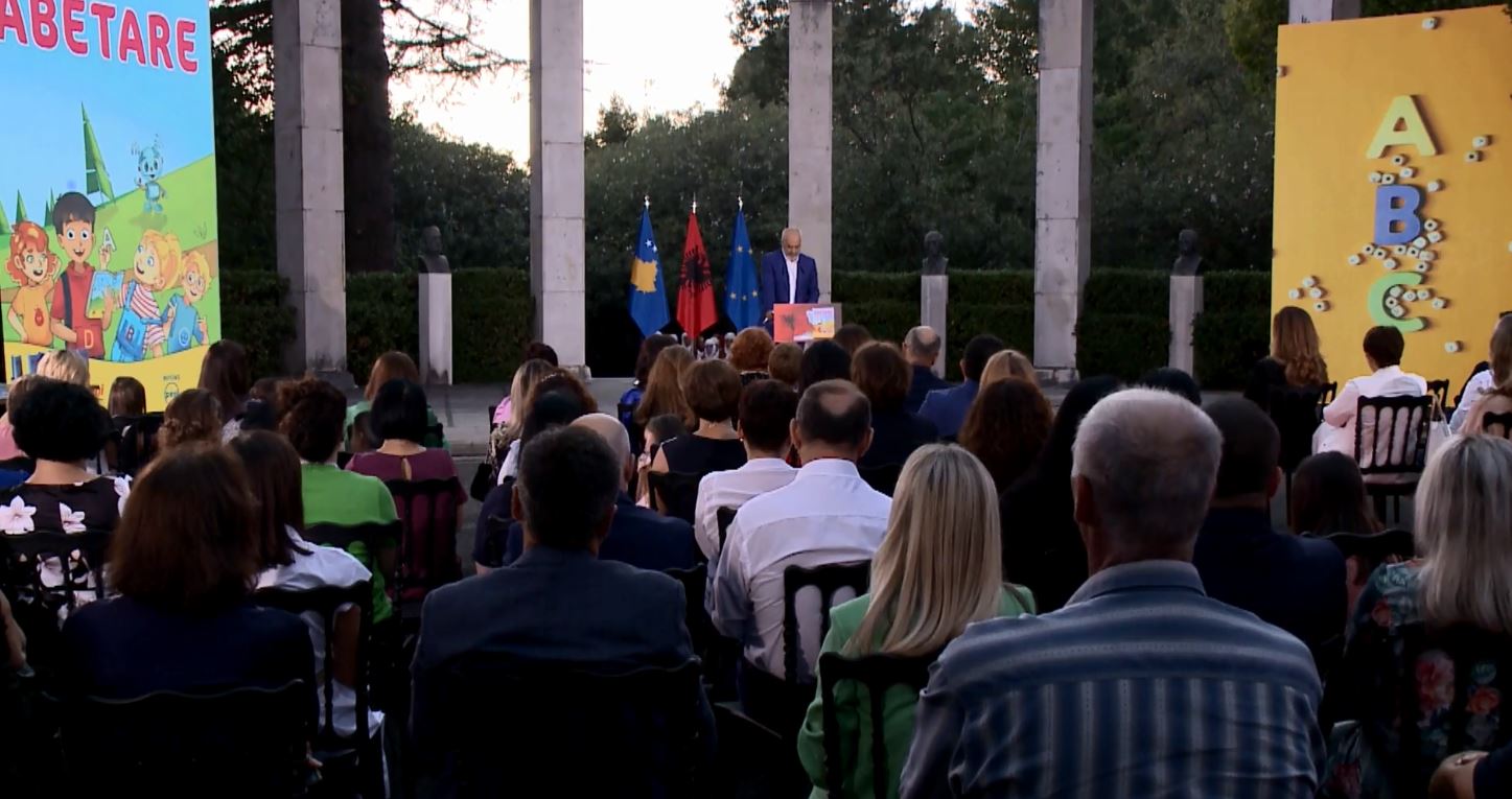 Përurohet abetarja unike në Shqipëri, merr pjesë edhe Nagavci (VIDEO)