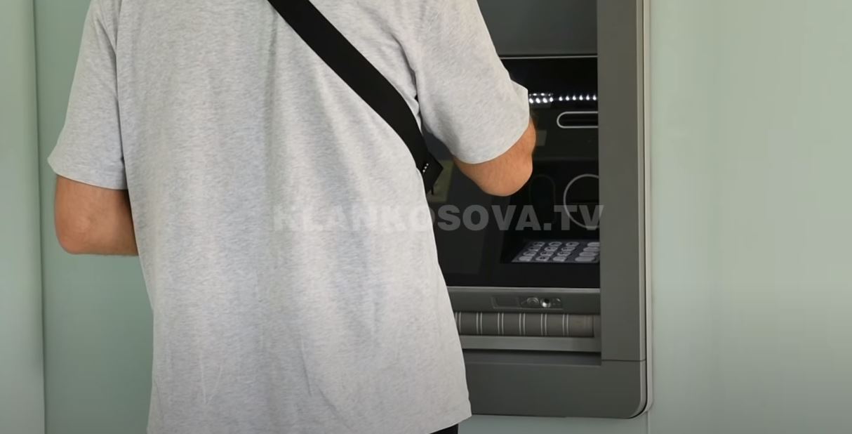 Rumuni arrestohet për dyshim të klonimit të kartelave bankare (VIDEO)