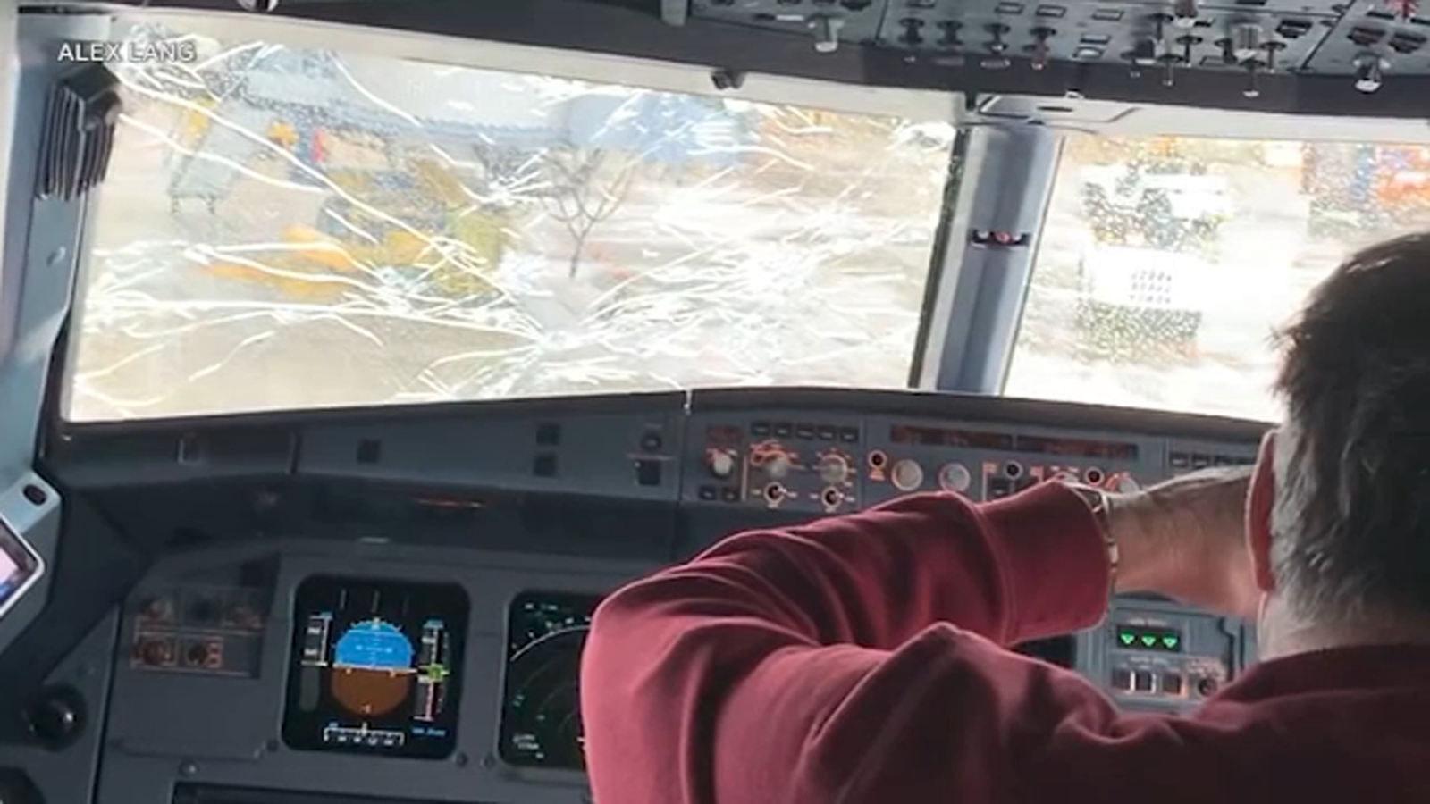 Si mund të ndodh që t'i thyhet xhami një aeroplani?