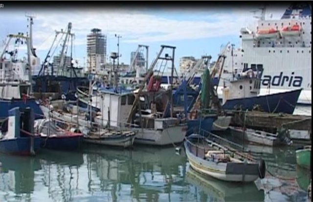 Fundoset një anije në Portin e Durrësit (VIDEO)