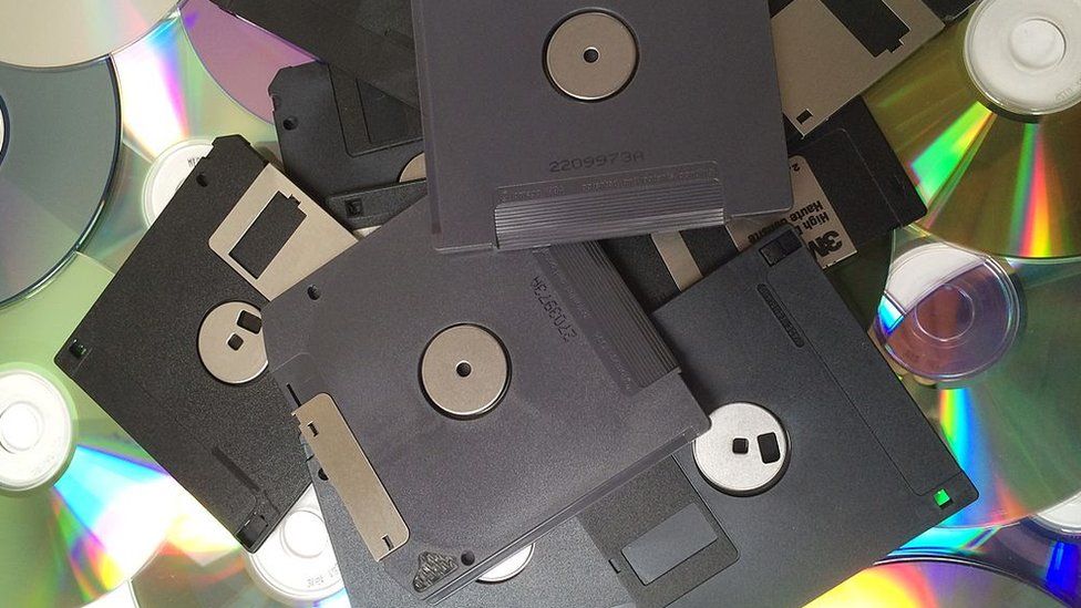 A ju kujtohen floppy disqet? - Japonia i shpall luftë përdorimit të tyre