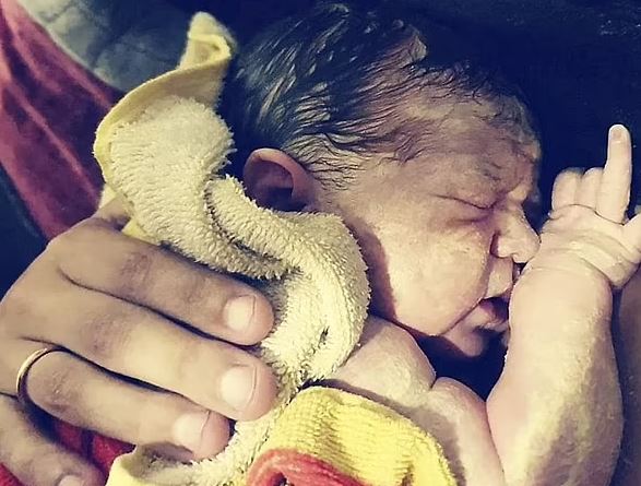 41 vjeçarja lind fëmijën në shtëpi pasi në spital s’kishte shtretër të lirë