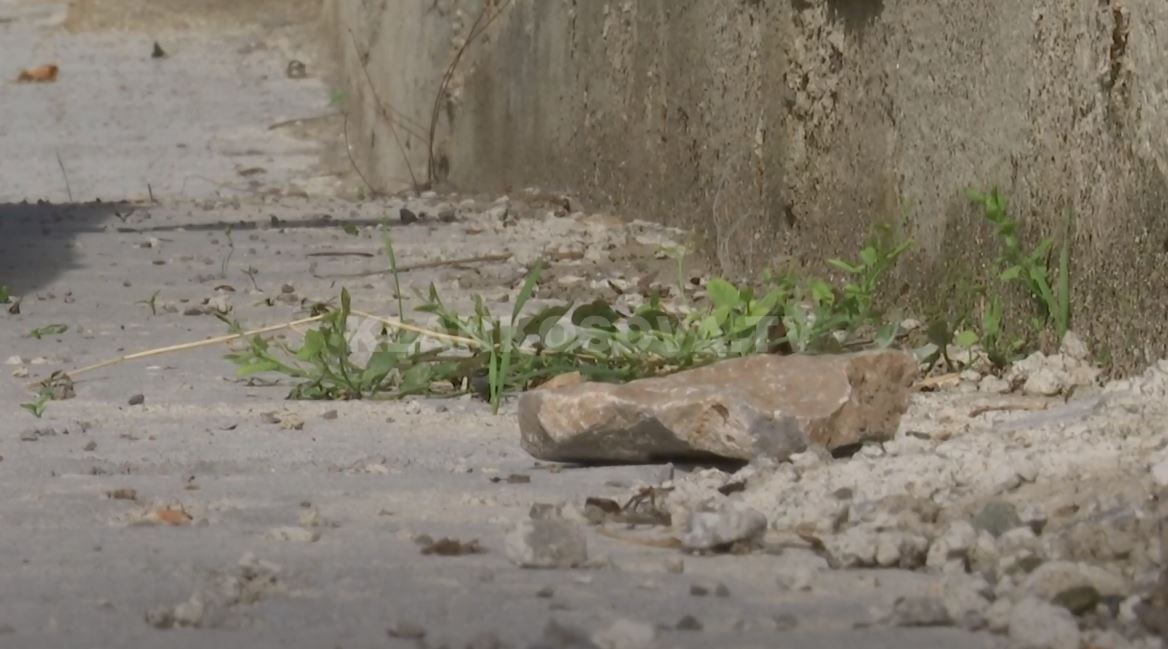 Pas gurëve, sulmoi edhe me sëpatë (VIDEO)